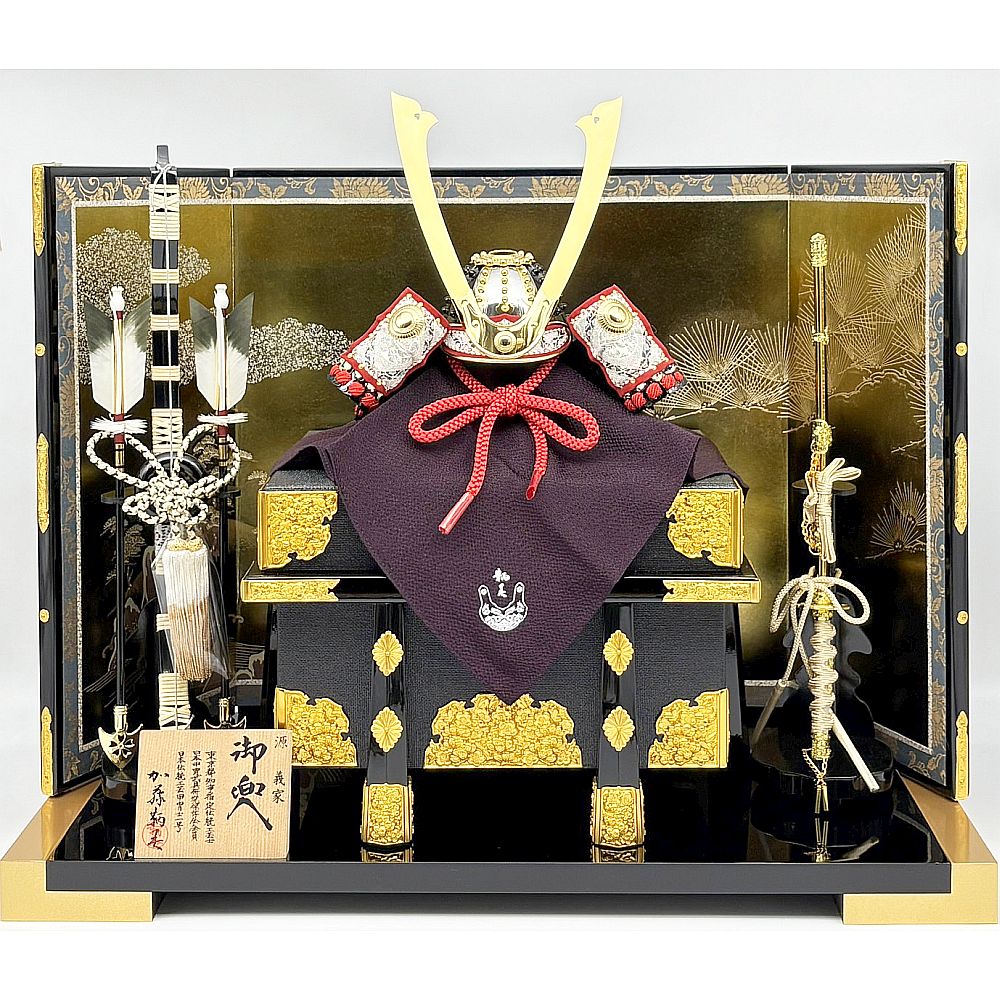 鞆美 源義家公之兜 1/3号 金彩松原屏風 – スガ人形店