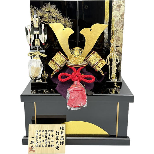 純金箔押竹雀之兜　10号　正絹赤糸縅　金松引箔塗収納飾